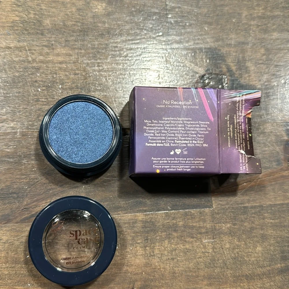Space case eye shadow - Picture 3 of 3